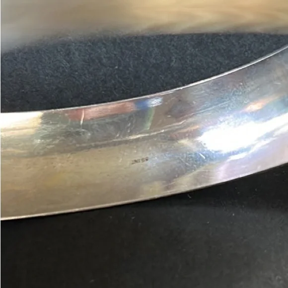 VINTAGE🗝️Lightweight Engraved Metal Bangle - Picture 6 of 7